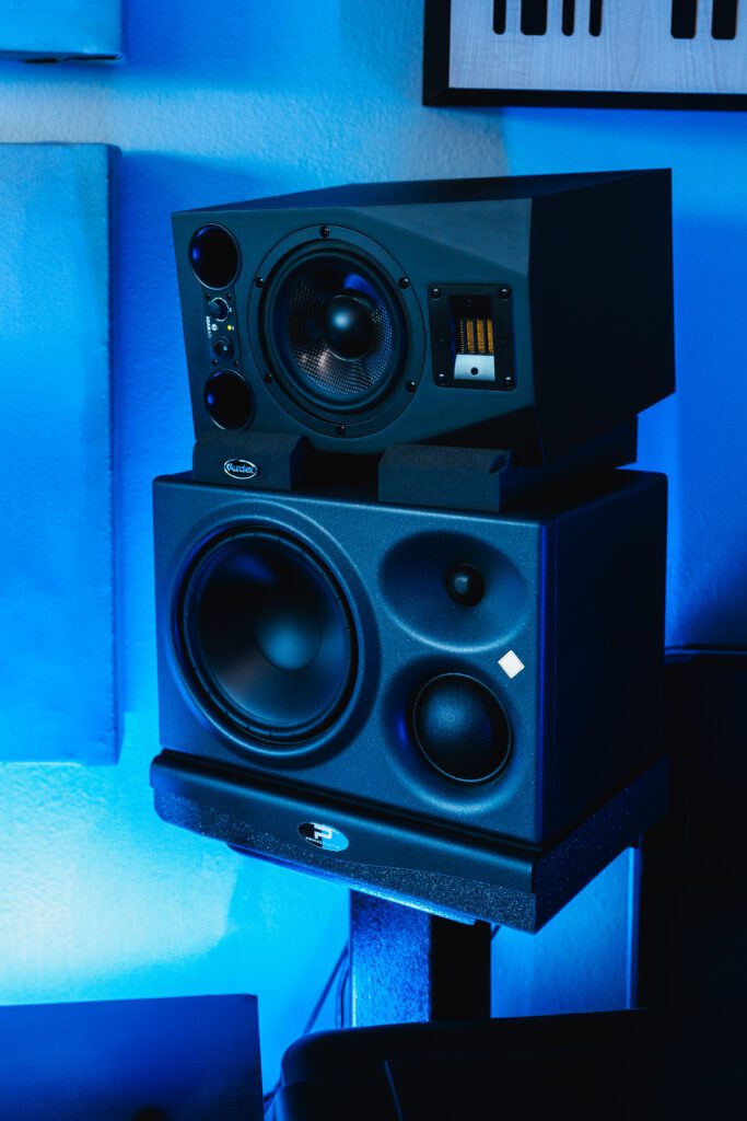 Professional speaker setup in an electronic music producer’s home studio